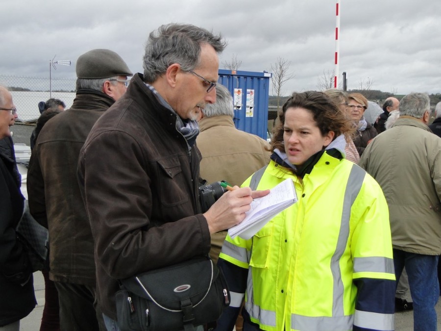 Interview sur le terrain pour un reportage du journal