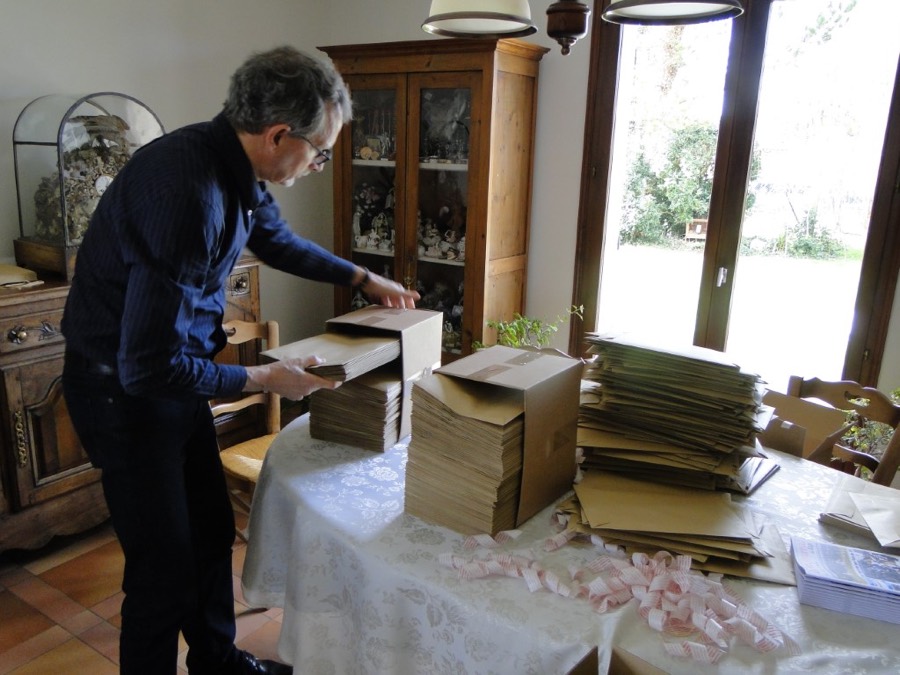 Mise en boîte des enveloppes à expédier